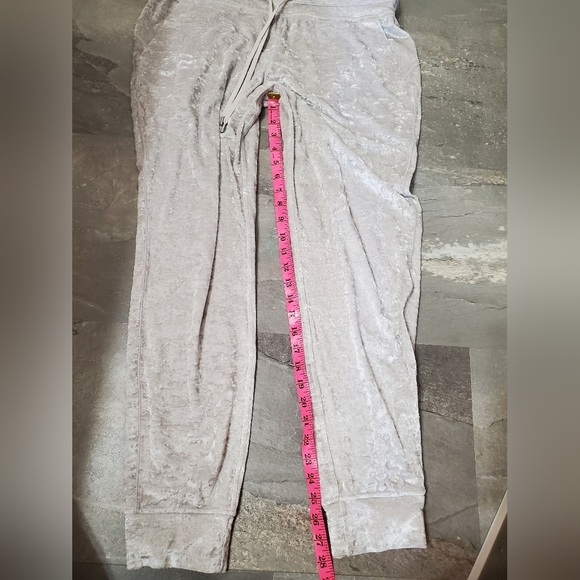 Lululemon Ready to Crush Jogger. Chrome (Light Grey, Silver). Velvet. 28". 12. - Picture 9 of 14